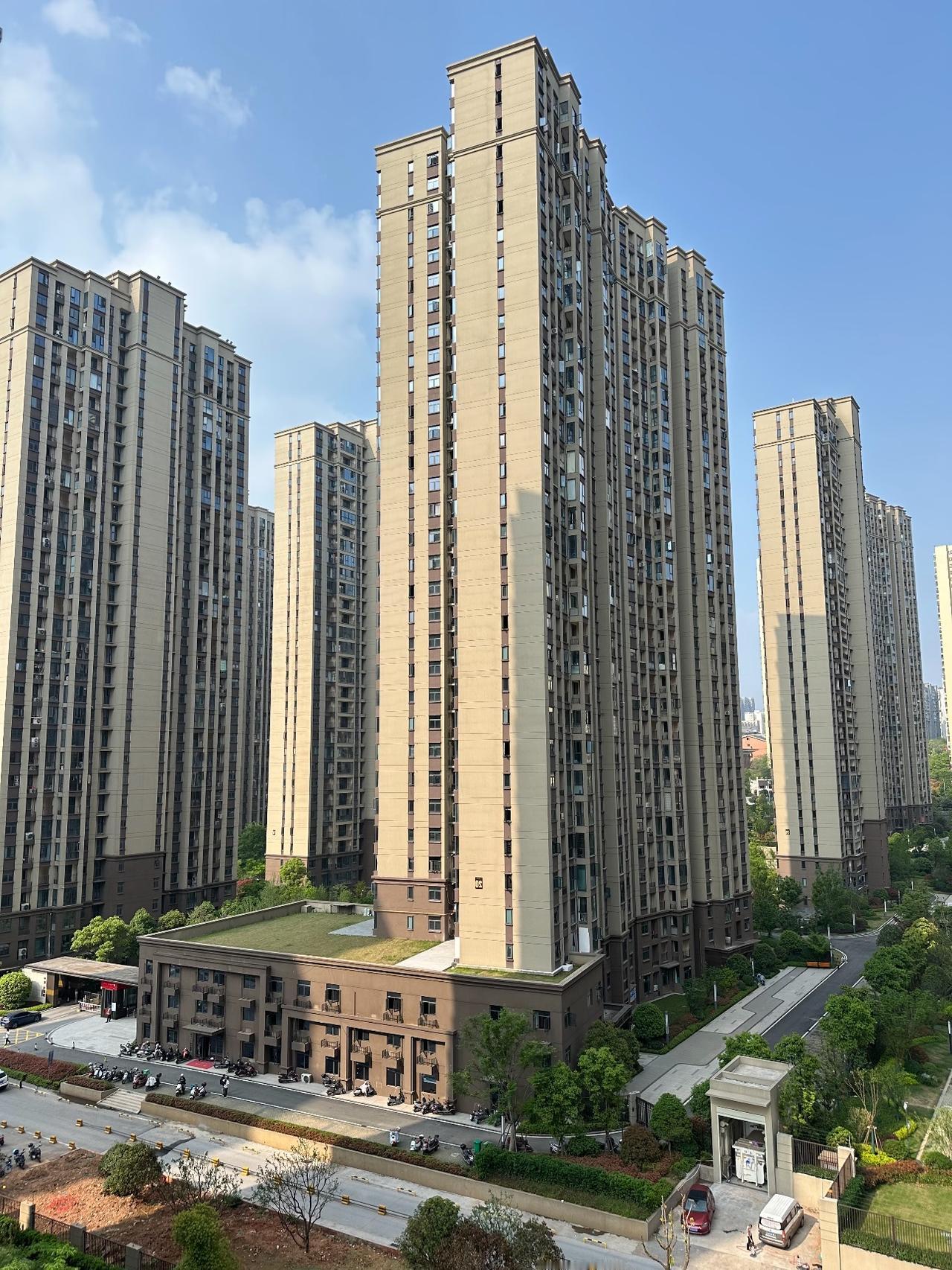 奉劝各位中老年朋友千万不要把自己名下的房子早早就过户到孩子得名下。房子