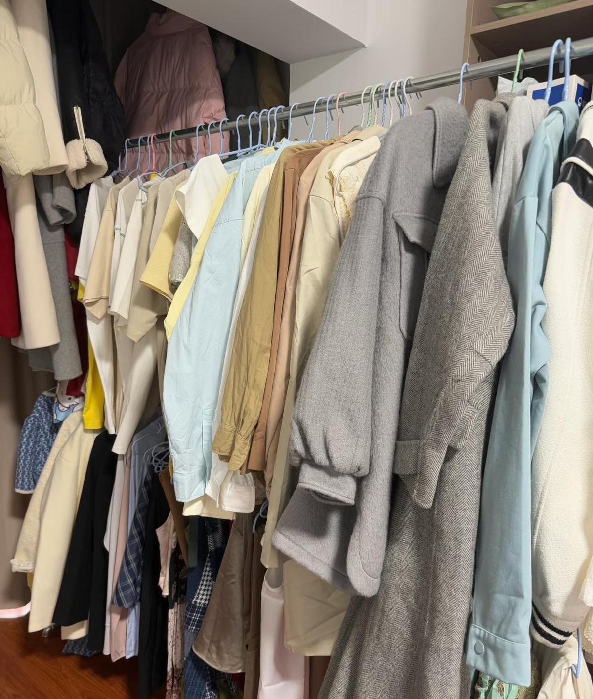 买衣服不是爱买，是心里空得慌。刷到一件，心跳加快，不买像亏了八百万。到手三天