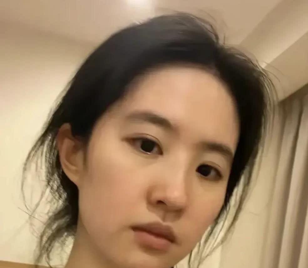 “38岁刘亦菲纯素颜曝光！网友：这颜值是认真的吗？”