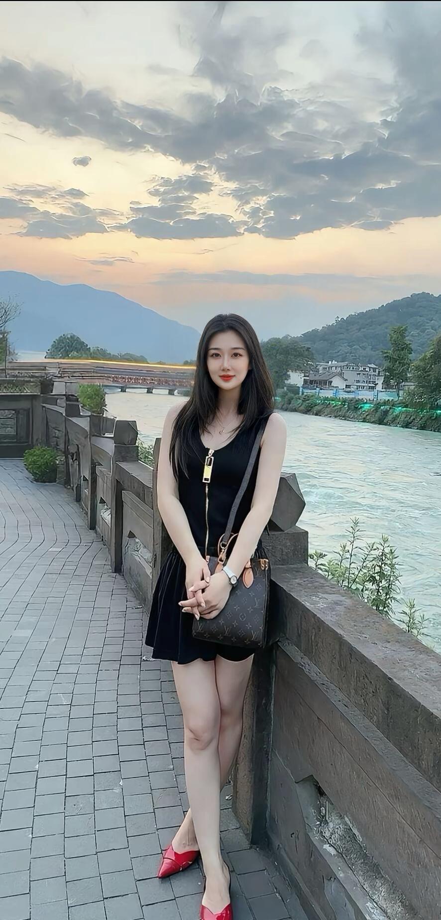 夕阳下的河畔漫步，优雅与自然相融合。