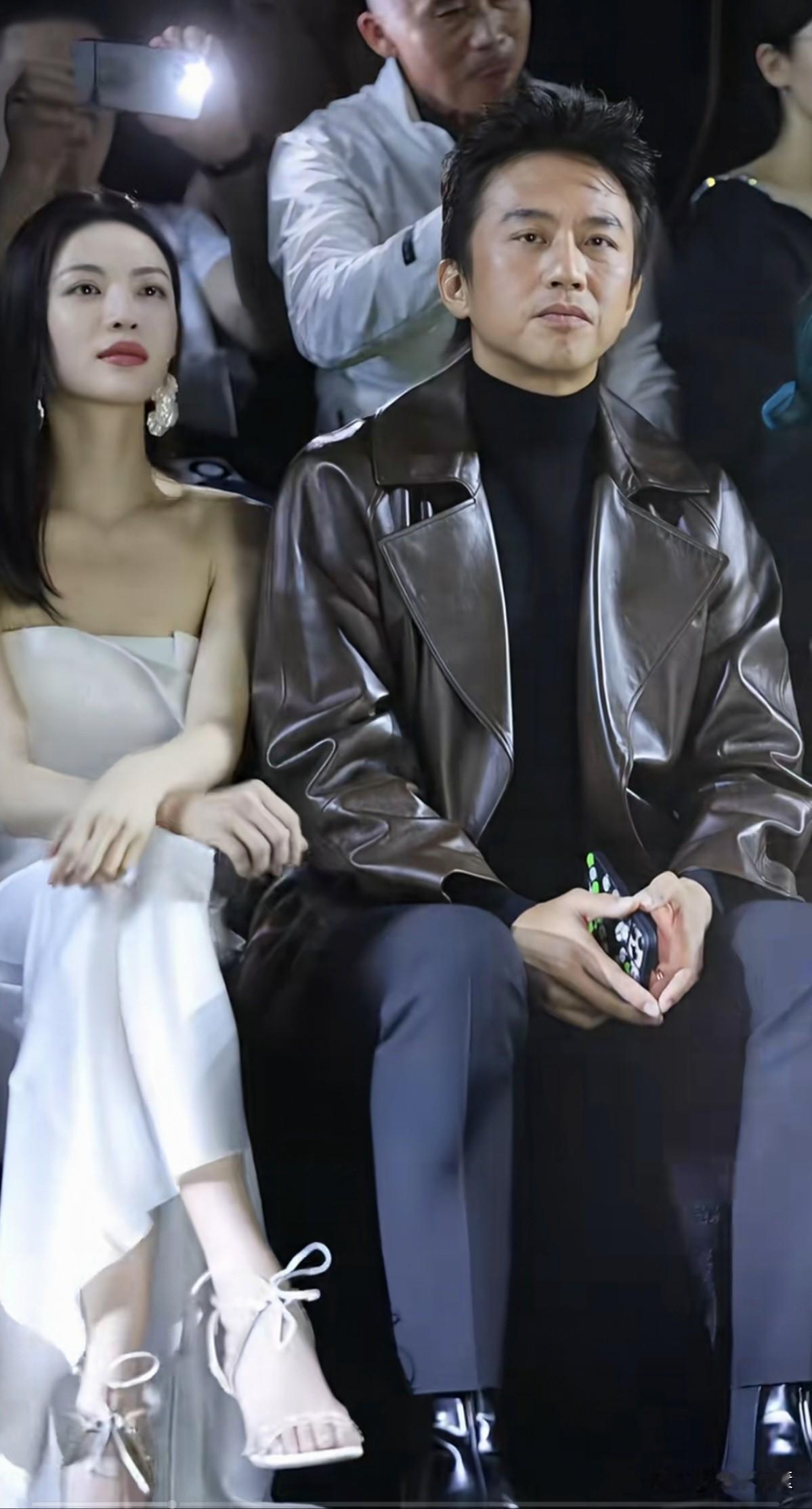 旁边的美女太靓了，邓超却若无其事，目不斜视，这也太有绅士风度了。