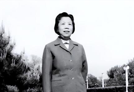 1992年7月11日，邓颖超去世后，她的秘书赵炜向中央提出了四个要求。然而，中央