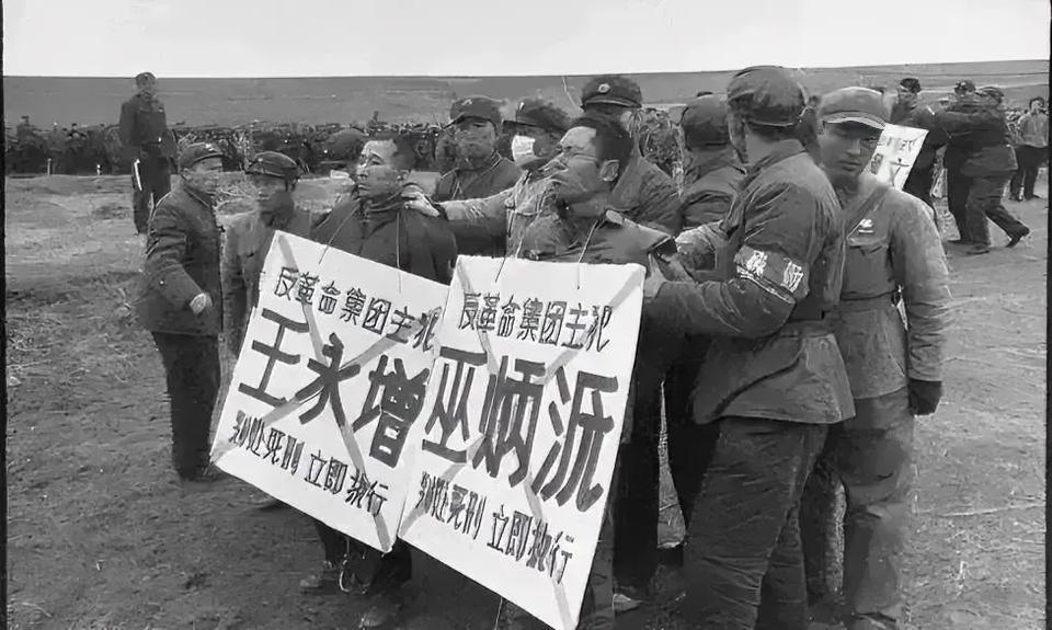 1970年1月，在北方凛冽的寒风中，两名男子被判处死刑，这张照片记录了他们被枪决