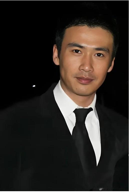 他是比尊龙和阿兰德龙都要帅气的一个演员，真正的第一美男，五官脸型身材无一丝瑕疵，