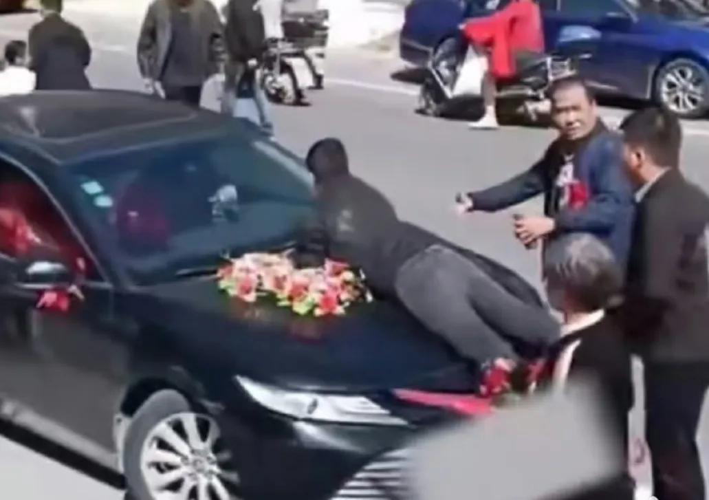 这婚礼当天新郎把18.8万彩礼直接转给了新娘,没想到新娘家人因为没经手这笔钱,觉