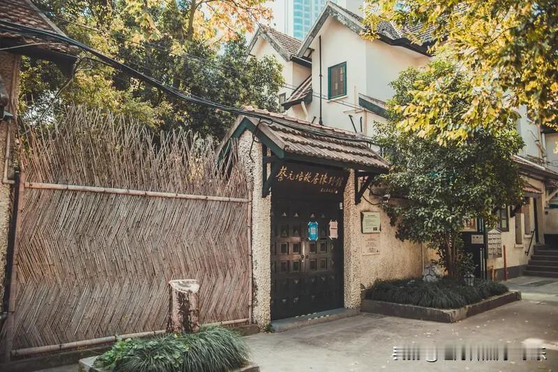 很多人以后能买得起房，但是养不起房的。过去经济发展的太快，大家换房子也快，都没