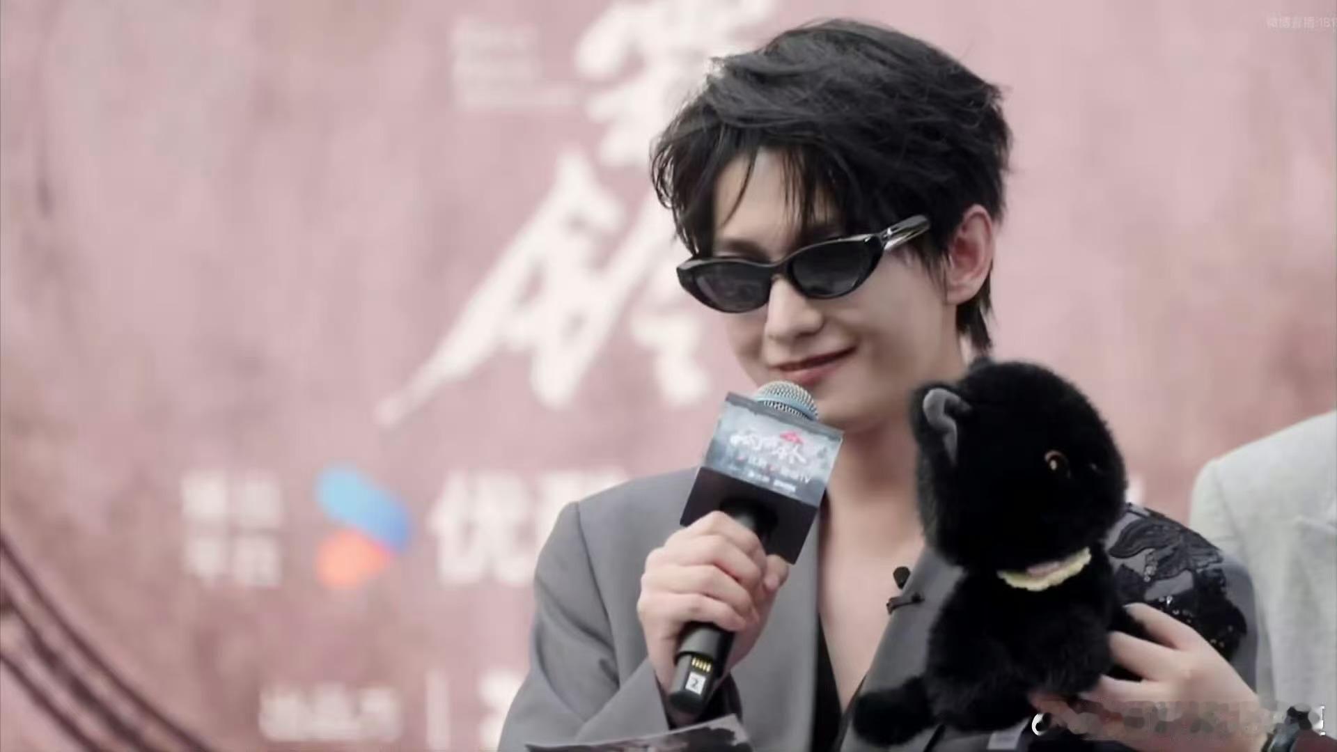 杨洋是猫的证据又多了一个杨洋伴手礼送猫包杨洋选伴手礼的思路大概是什么好玩选什么