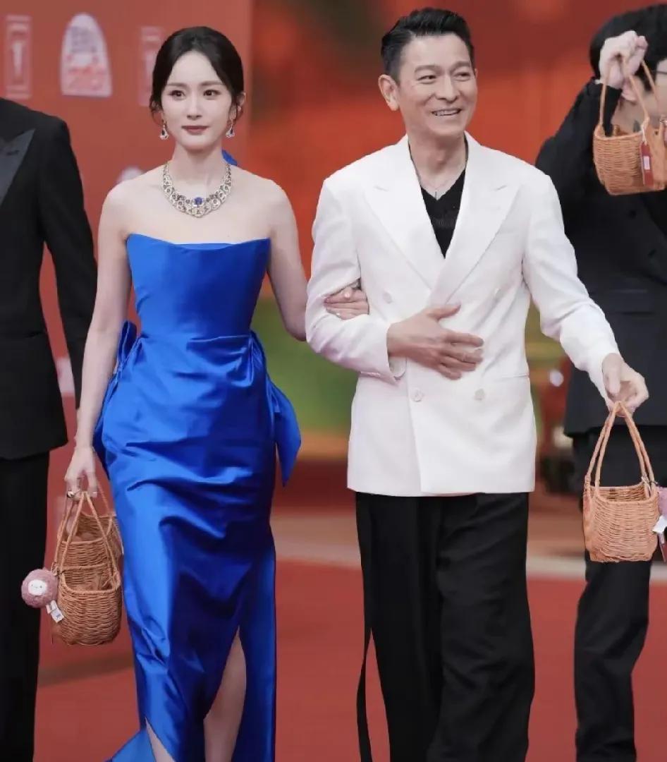 大家都冤枉杨幂了眼红的人太多了毕竟可不是谁都有机会获得此项殊荣的，而且是刘