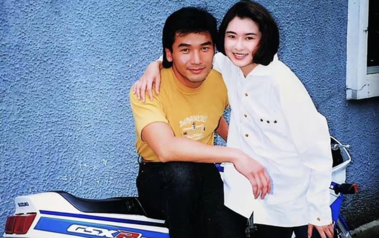 古早明星三角恋故事：陈淑兰为方中信狂扇莫可欣，两港姐争一男[无奈吐舌][狗头]故