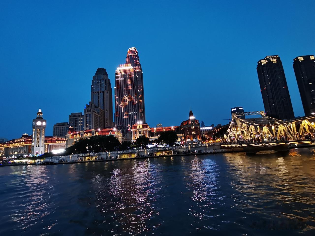 天津真的是一座自带反差感的城市！一条海河把老城韵味和现代高楼揉在了一起。百年钢