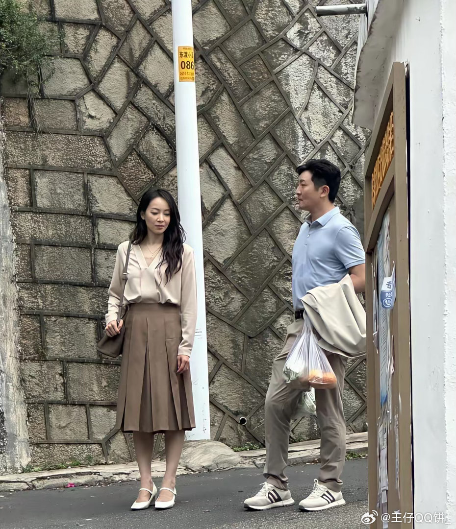 男裤的裤兜是真大，你看郭京飞的裤兜，装个手机还那么长一截​​​​