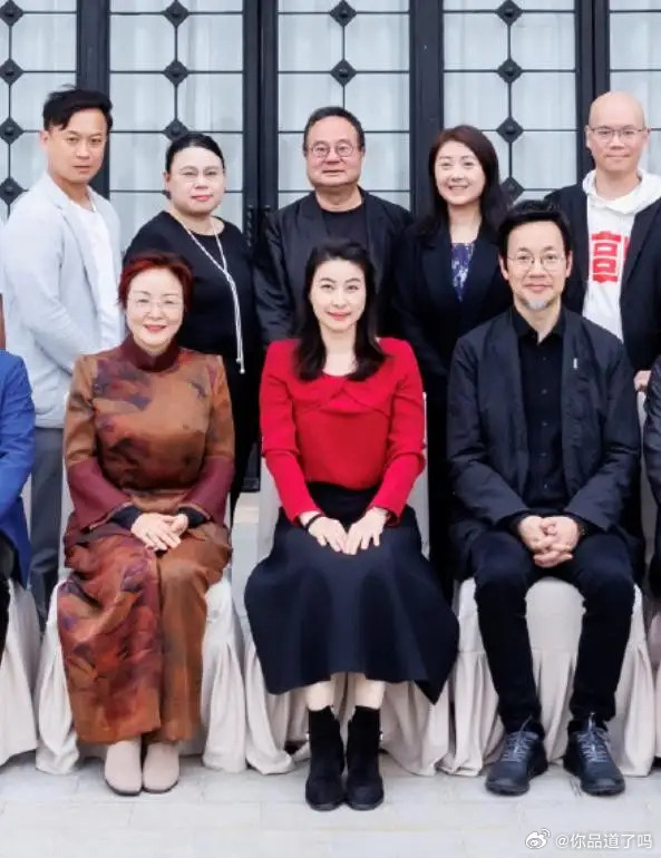 看了郭晶晶的穿搭，我悟了：西装不配牛仔裤、短靴，才更高级洋气！！！！！​​​