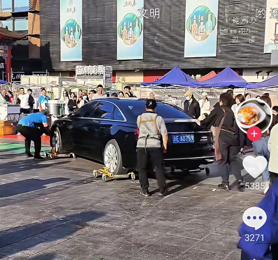 河北文旅天塌了，起因是外地车车主将车放在停车场，但该停车场晚上会变成夜市，车主没