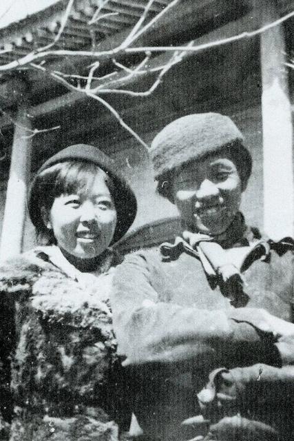 1938年5月，腹中怀着萧军孩子的萧红，在武汉和端木蕻良举行了婚礼，新婚夜，两人