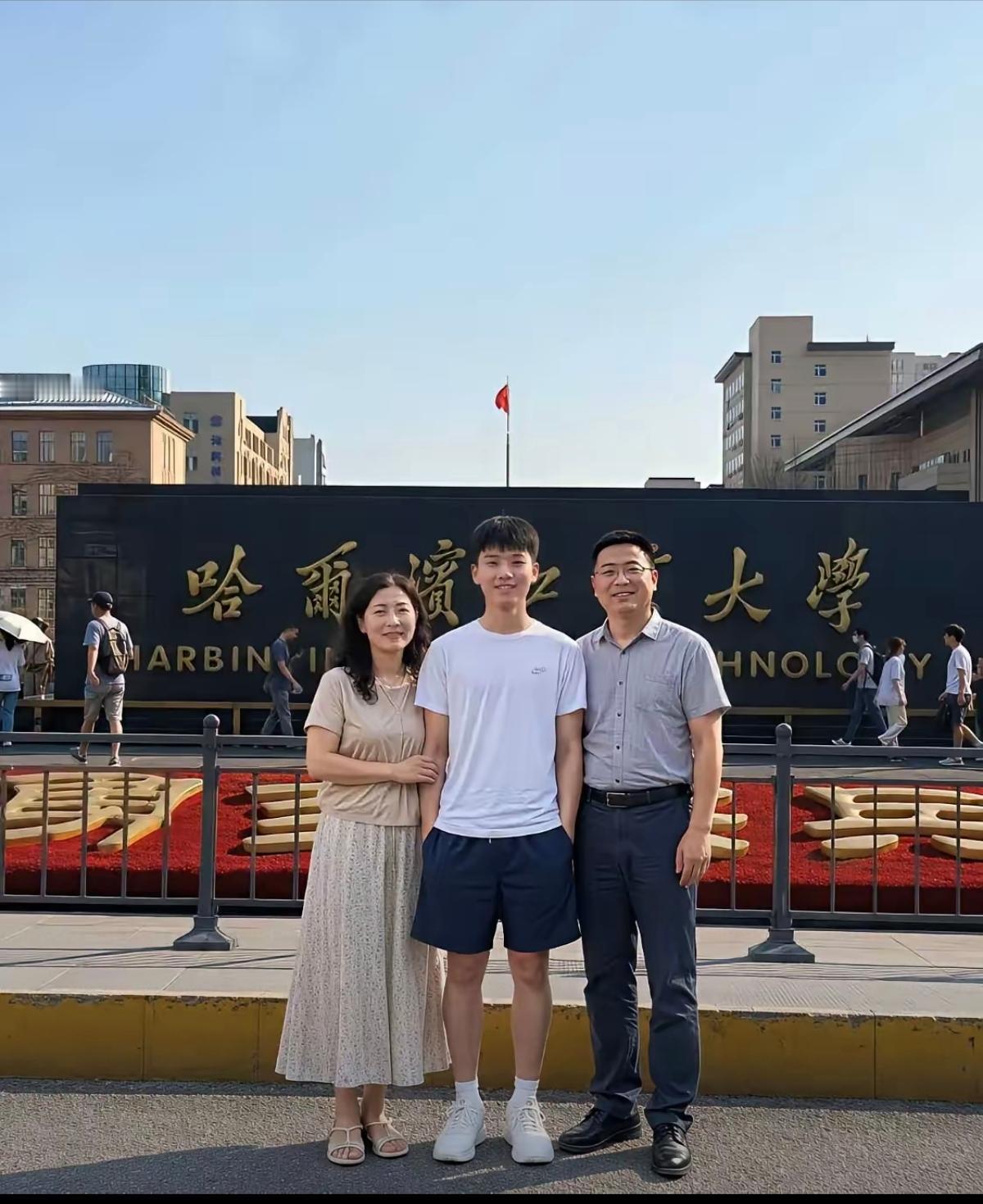 很正能量的三口之家，家庭条件一看就很好，父母事业有成，儿子阳光帅气，又是学霸，非