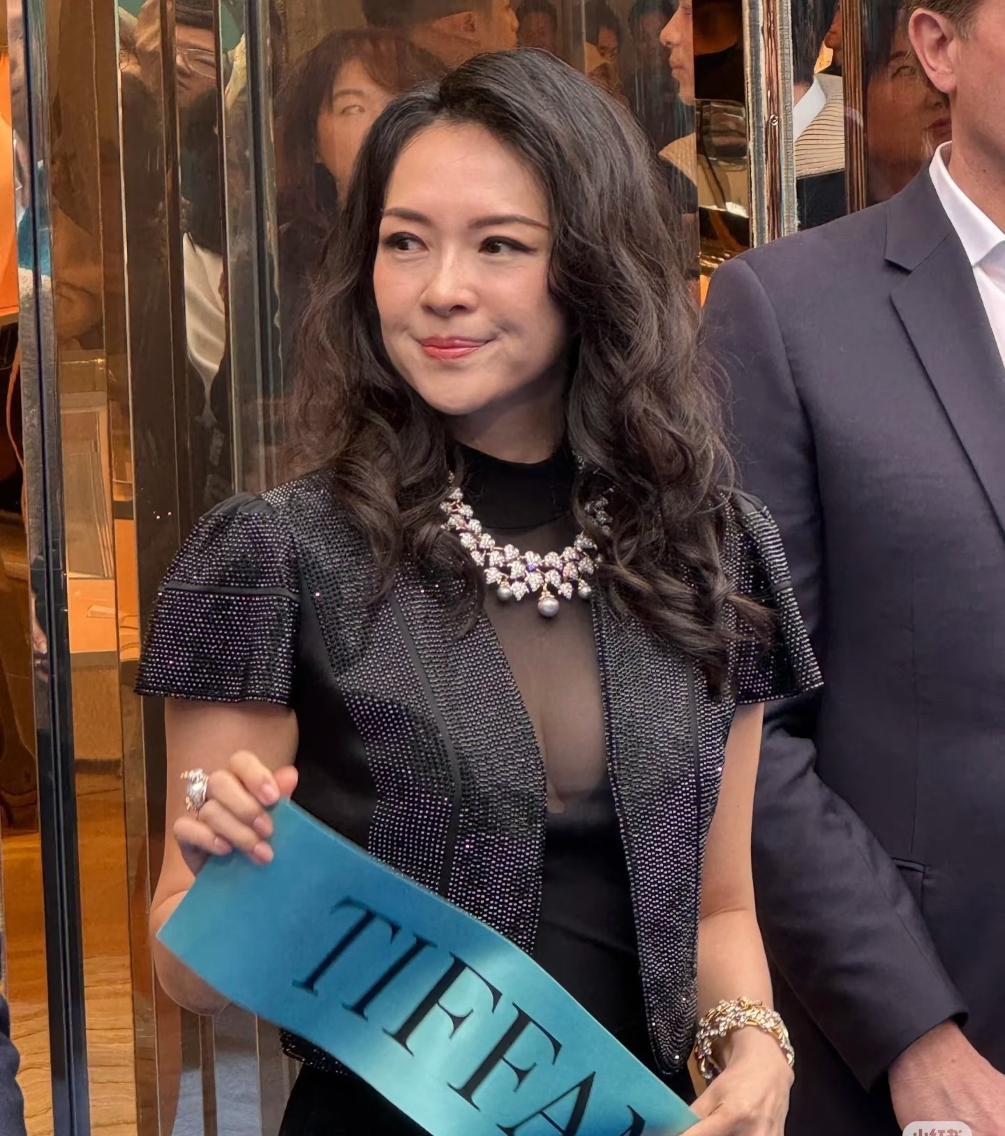 我姨最无敌的地方就是皮贴骨，她如果填发面了那真的是世上一大憾事，她凹陷的脸颊真的