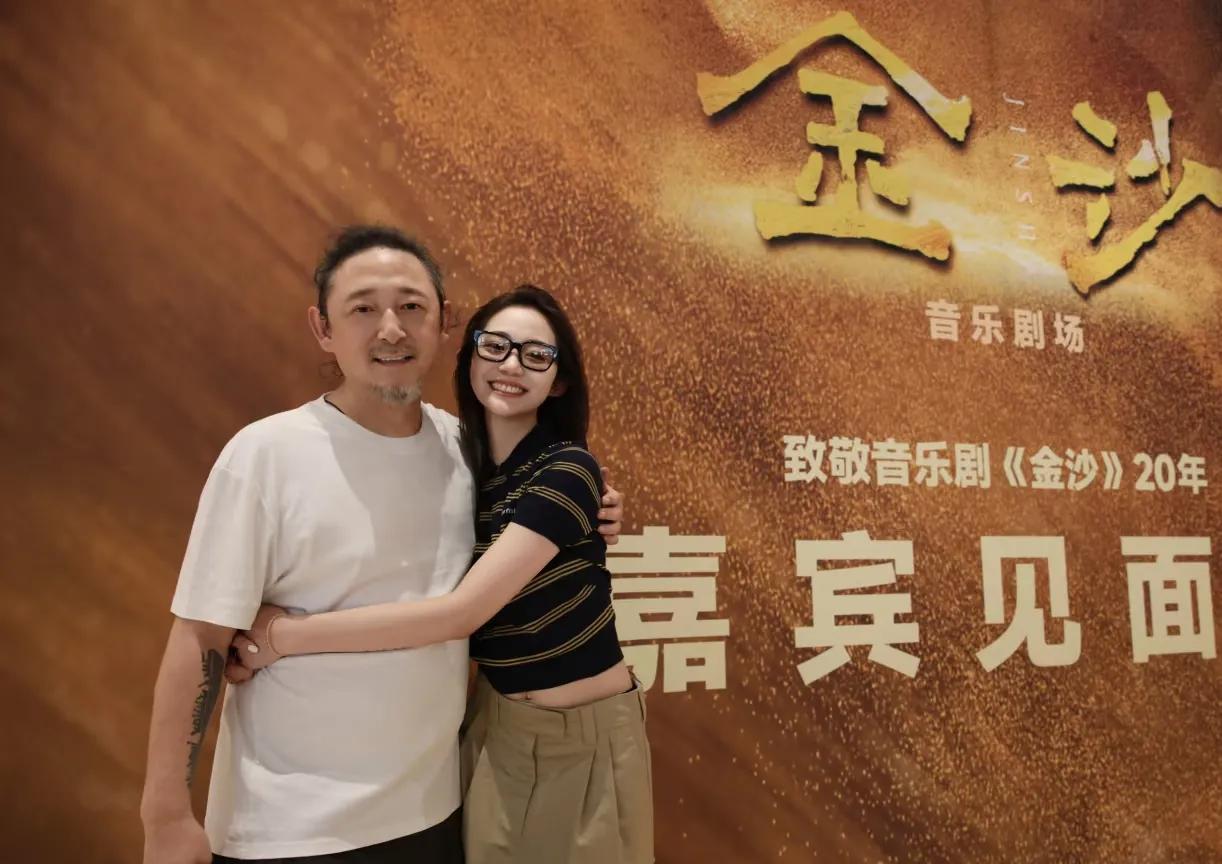 万千惠直播说她老公三宝真没大家想象的那么富有，他没有上千万的版权费。每年他歌曲