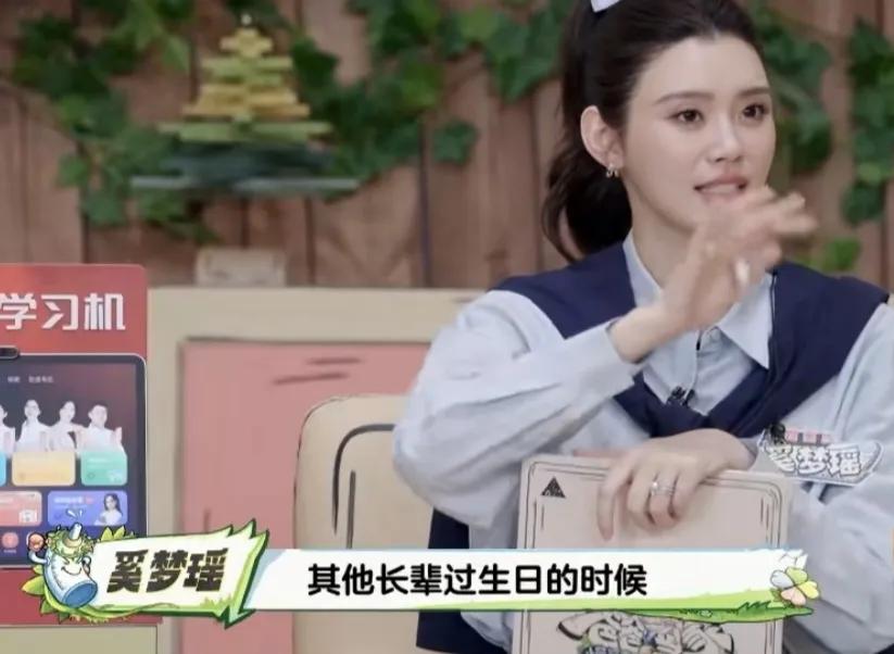 奚梦瑶：“我们可能在家里，其他长辈过生日的时候，小朋友会制作贺卡，我会提前帮他们