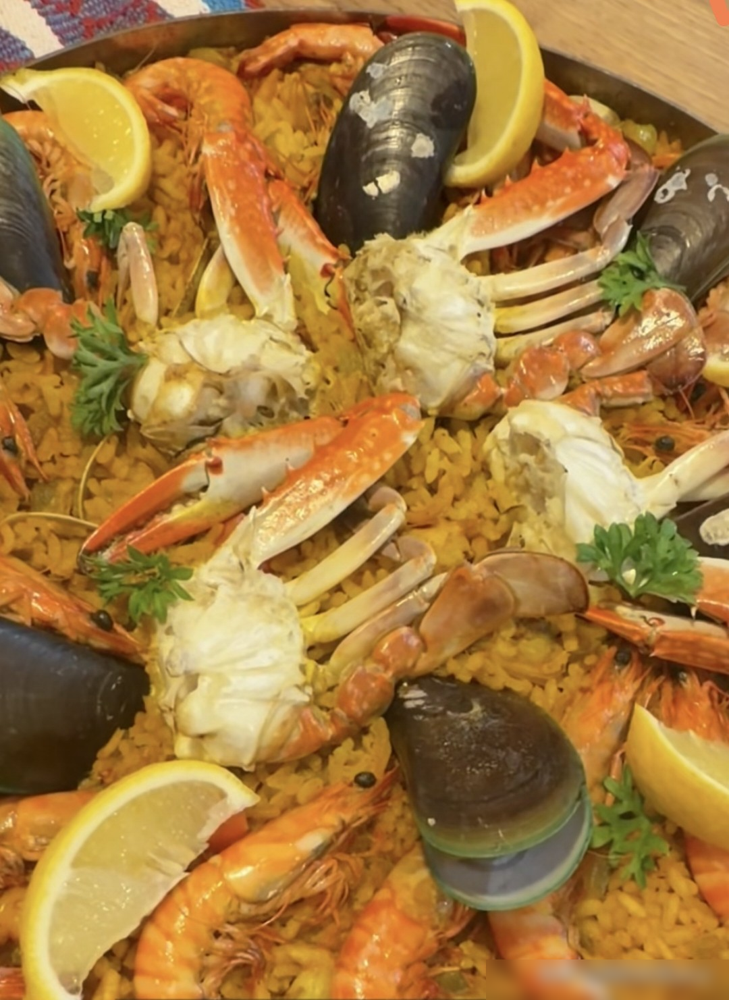 张碧晨周雨彤进了梅婷家的门，下厨的居然是她老公曾剑。梅婷一家做东，曾剑亲自掌勺，端菜上桌，张碧晨和周