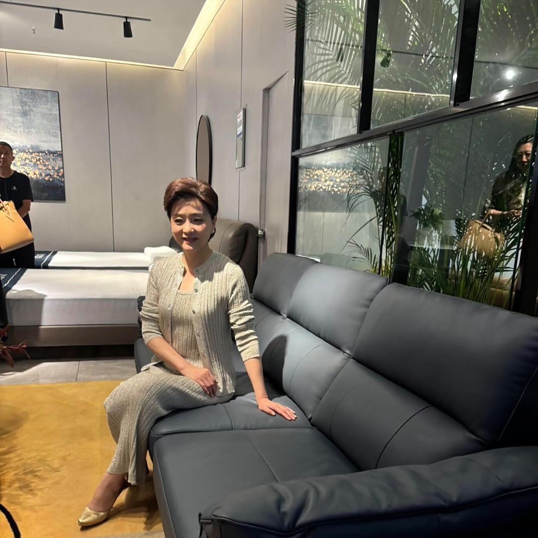57岁杨澜在重庆一家商场看家具，她的穿衣打扮好贵气，一头短发又美又飒，身材非常好