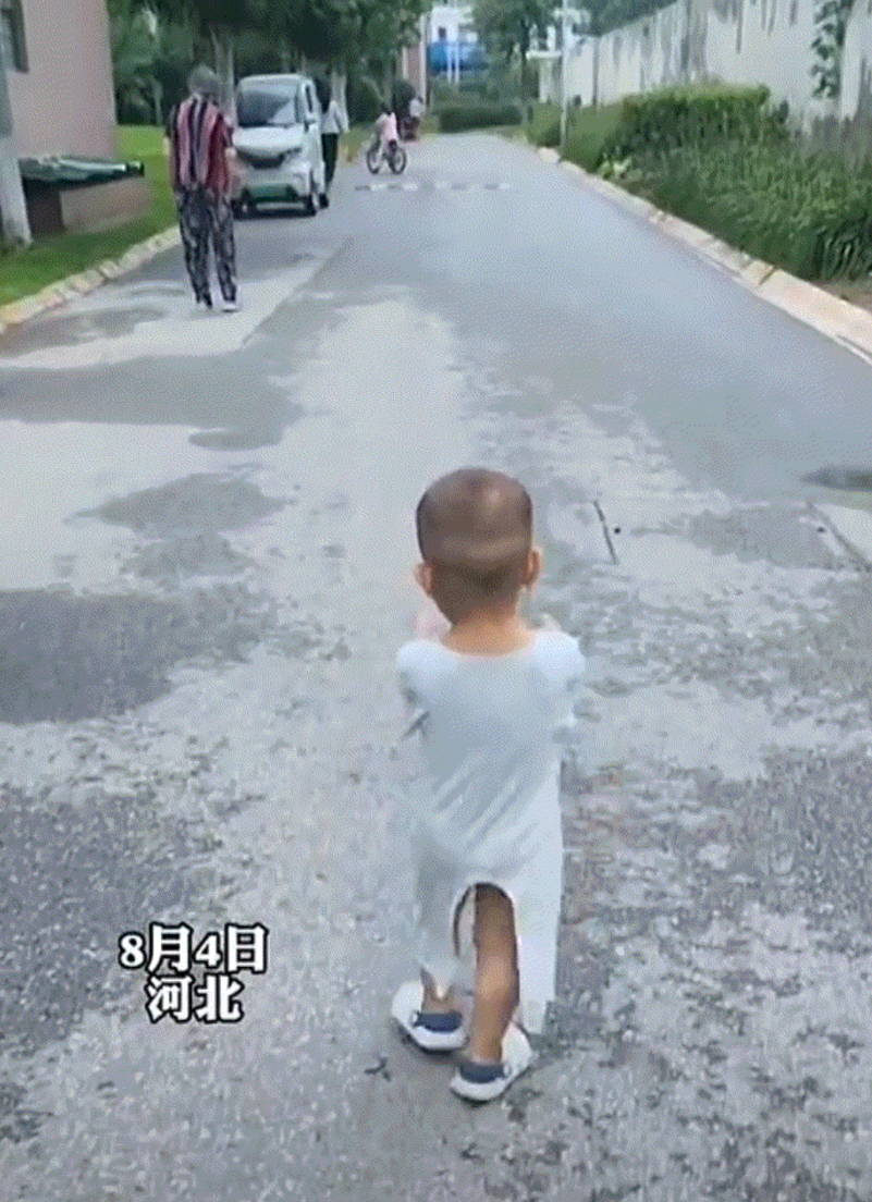 太尴尬了。河北一宝妈带着自家一岁多的孩子出去逛路，期间孩子就看到前面一位行动不便