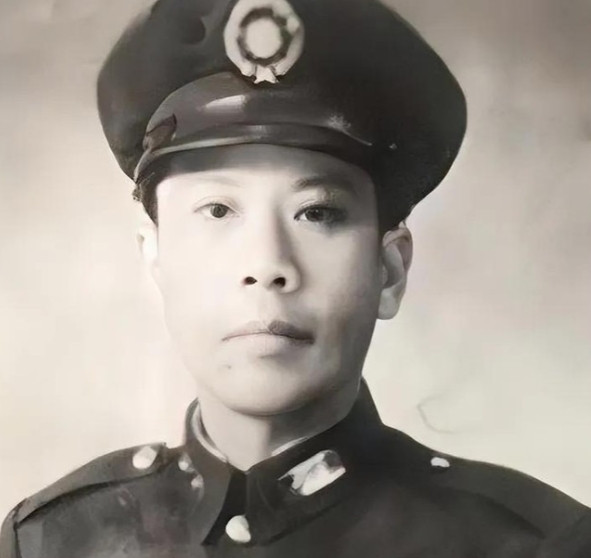 1957年，黄百韬的遗孀，拿着青天白日勋章跪在蒋介石面前，恳求道：“总统开恩，我