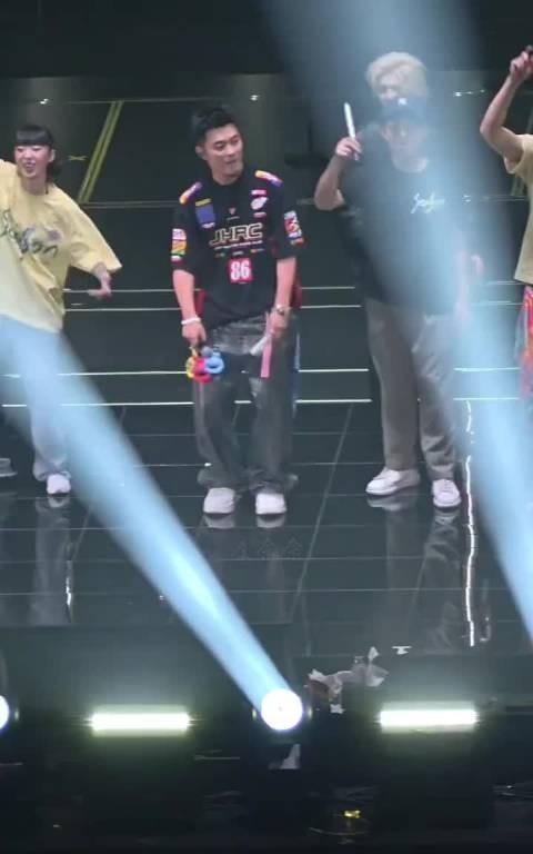 内娱“父子”要合体了，鹿晗南昌站演唱会嘉宾是邓超！我都想象到超哥在舞台上搞怪的场