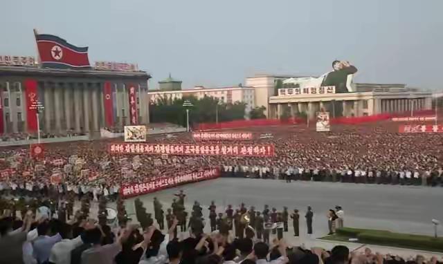 朝鲜人口约2500万，国土面积12.3万平方公里，经济也不发达，是个名副其实的小