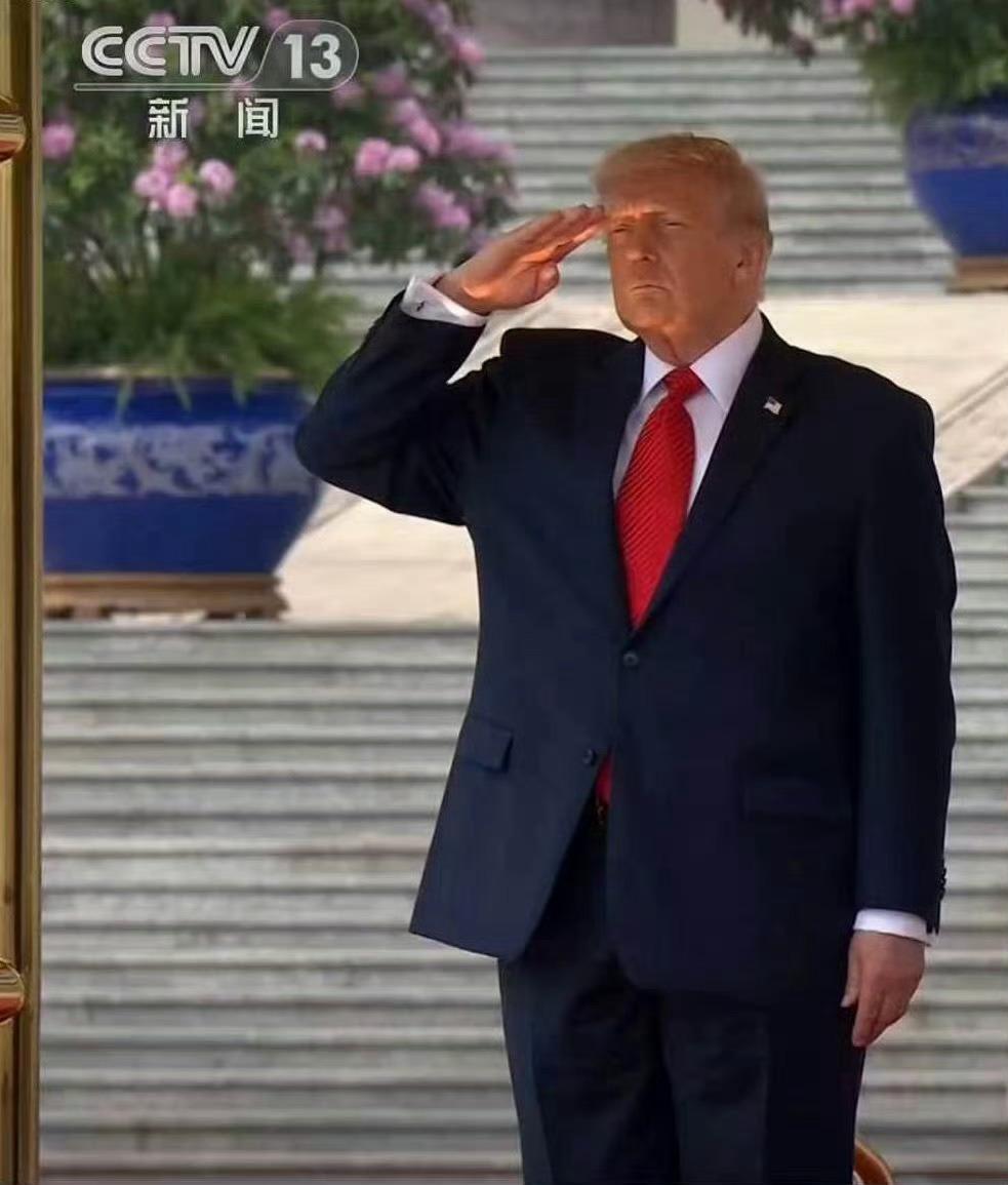别说，老特这姿势还挺标准！ 在本国阅兵时的巨大遗憾，今天终于得到了弥补的机会