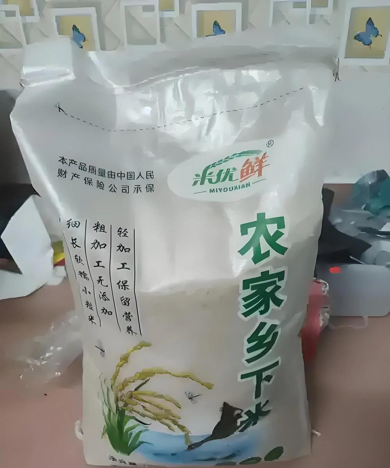 卧室跑进来一只老鼠，还在床垫子底下的空仓里下了一窝崽，大概有十几只。这段时间家里