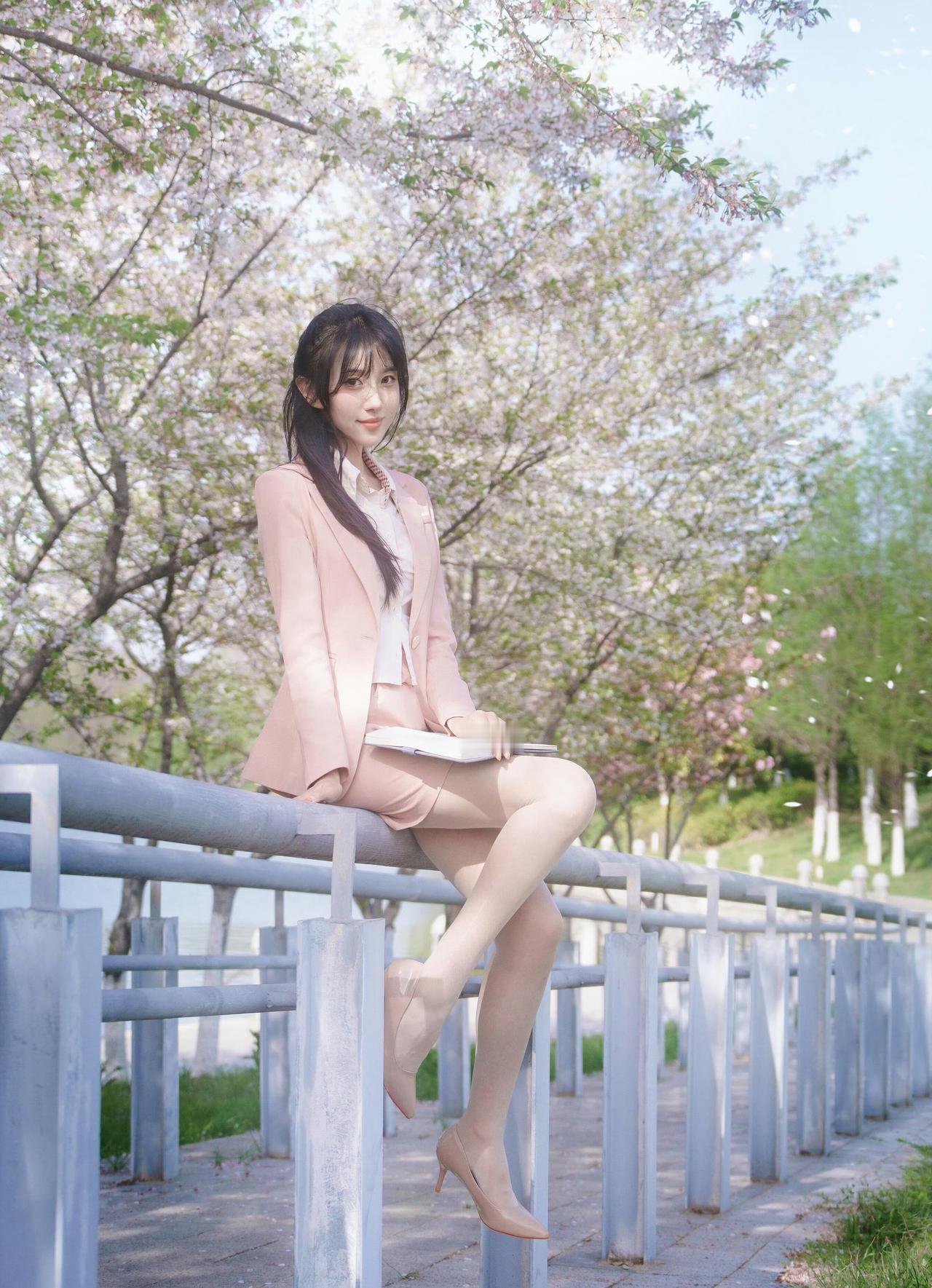 春天就该穿亮色！粉色套装搭配小白鞋或裸色高跟鞋，既百搭又时尚。不用费力思考，照着