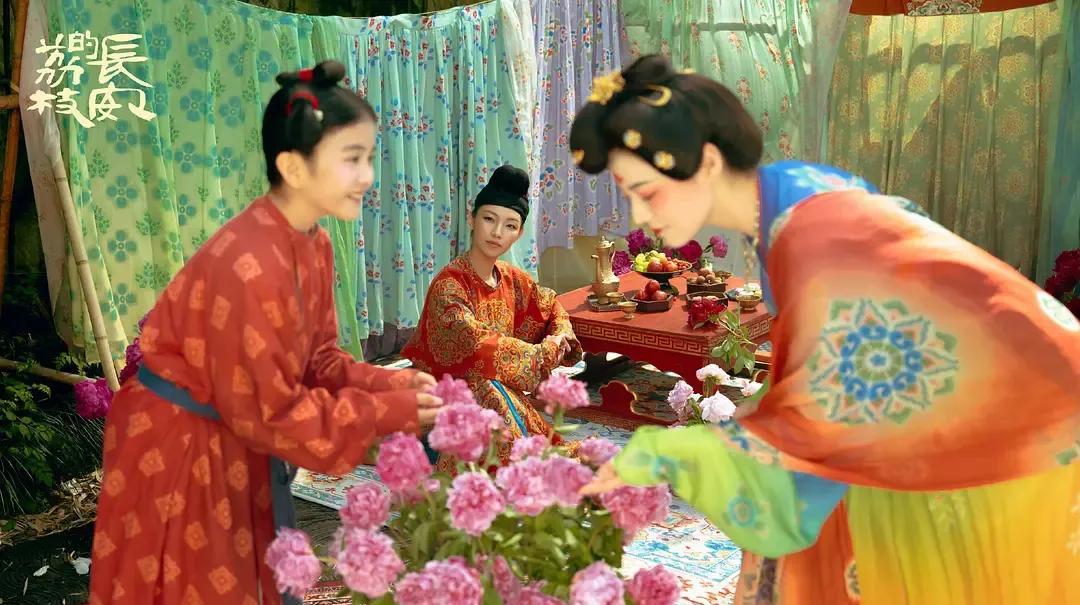 《长安的荔枝》结局袖儿、阿弥塔和十七娘成了一家人。从剧照画面来看，袖儿和阿弥塔都