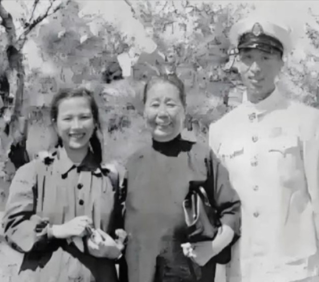 1906年，31岁的张作霖强势娶了18岁的许澍旸。大婚当夜，张作霖搂着许澍旸纤细