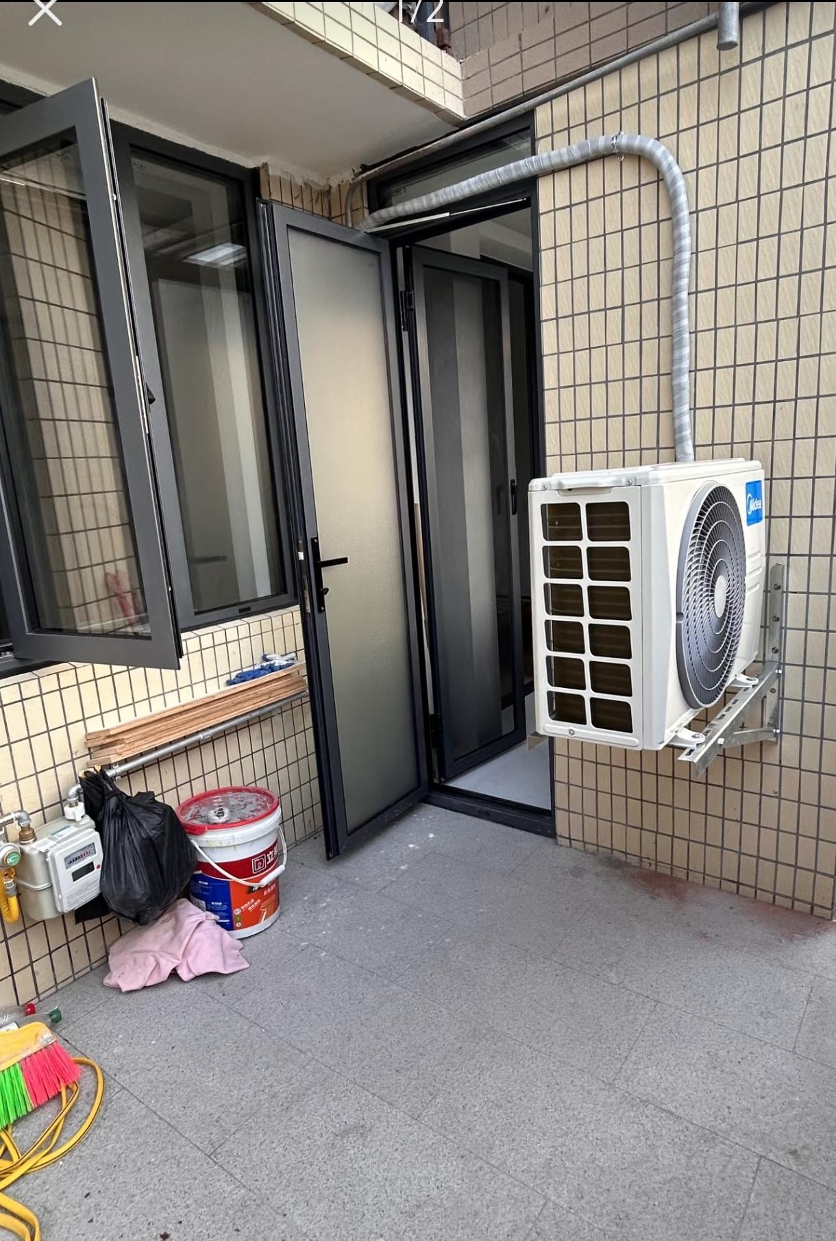 这是租房吗？怎么事先没预留空调外机安放位置。如果没有更好的地方，必须装在这个墙上