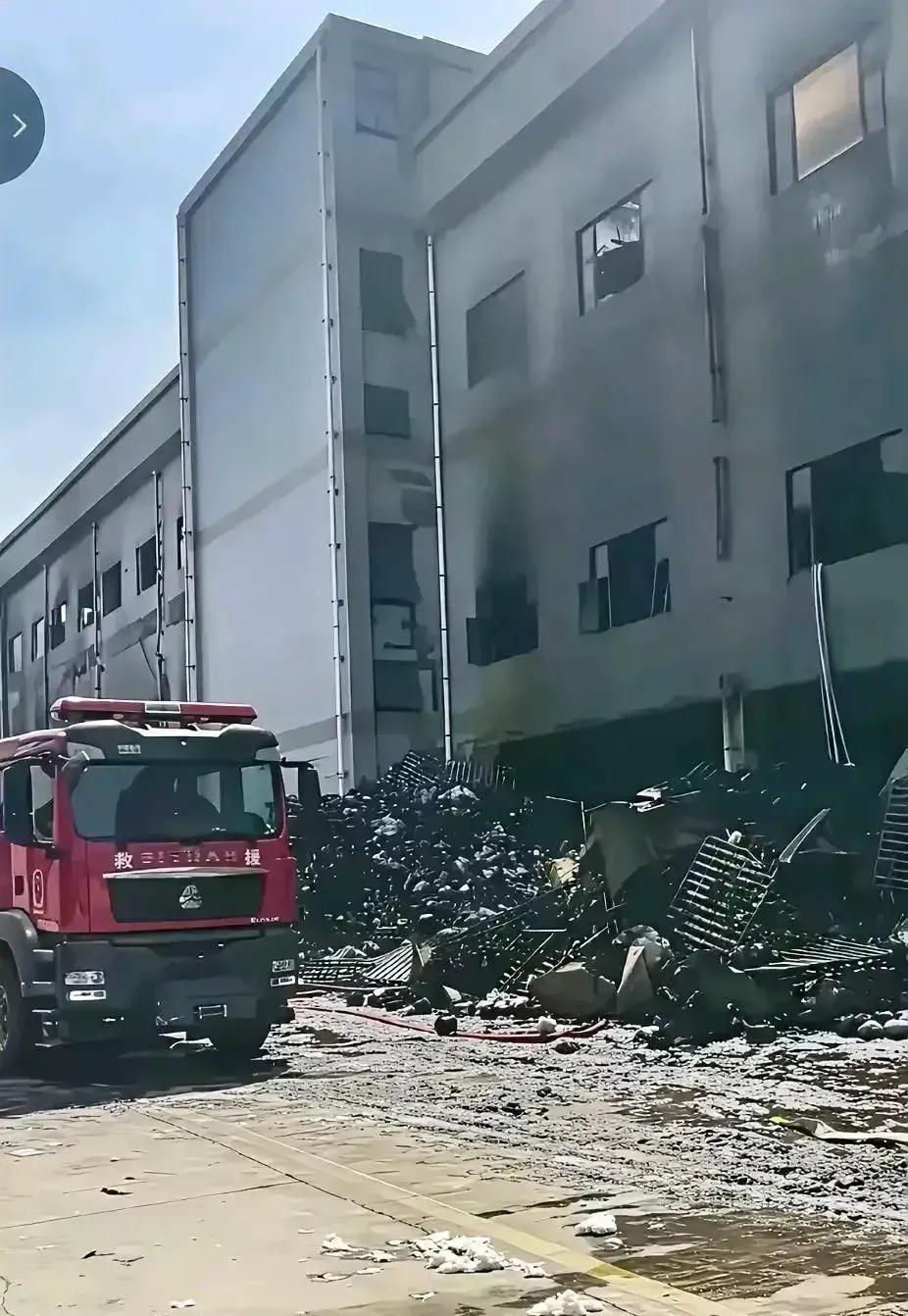四川宜宾一家纺织厂最近摊上大事了，厂房被烧得一片狼藉，损失保守估计都得好几百万。