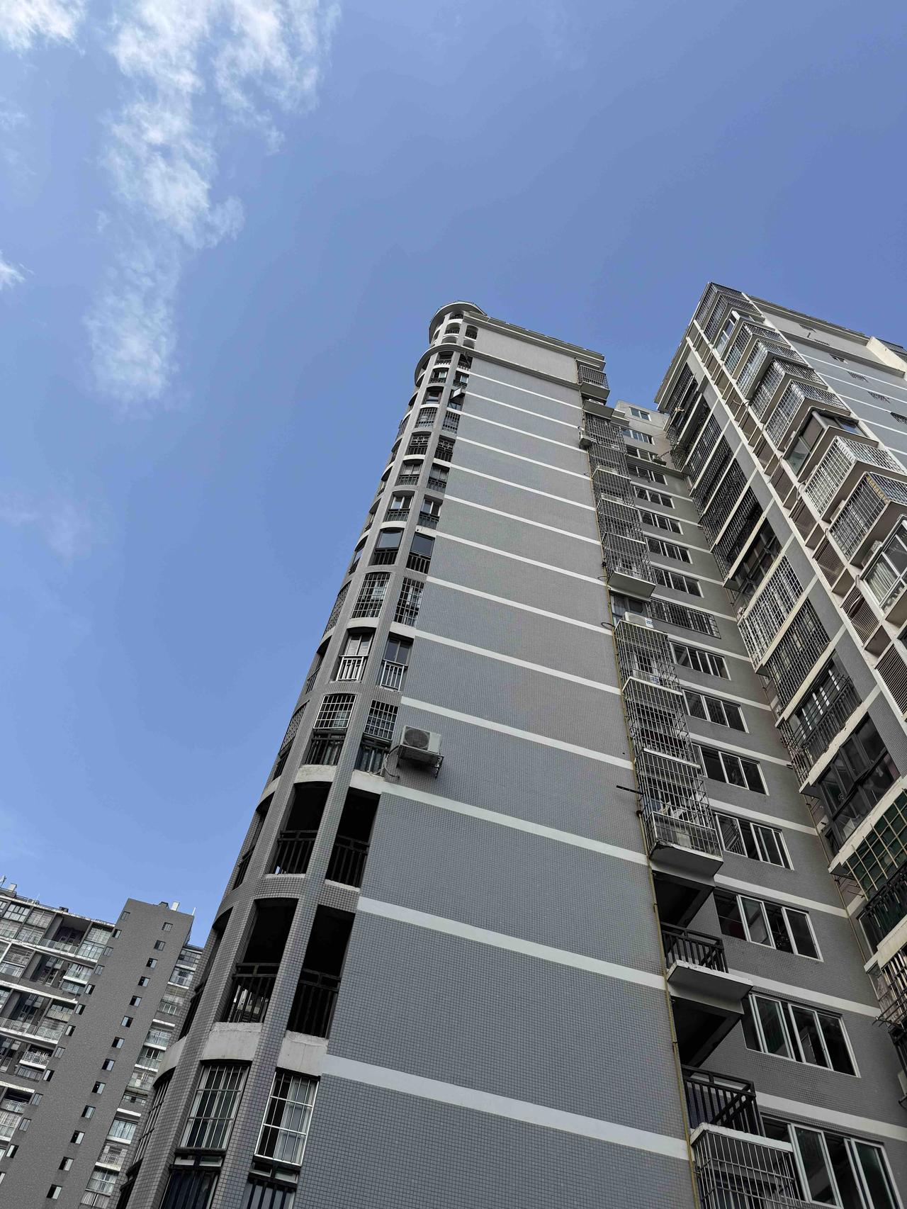 从31楼到3楼，没想到房子越买越低了！朋友前几天入伙，邀请我去暖房，地址发来