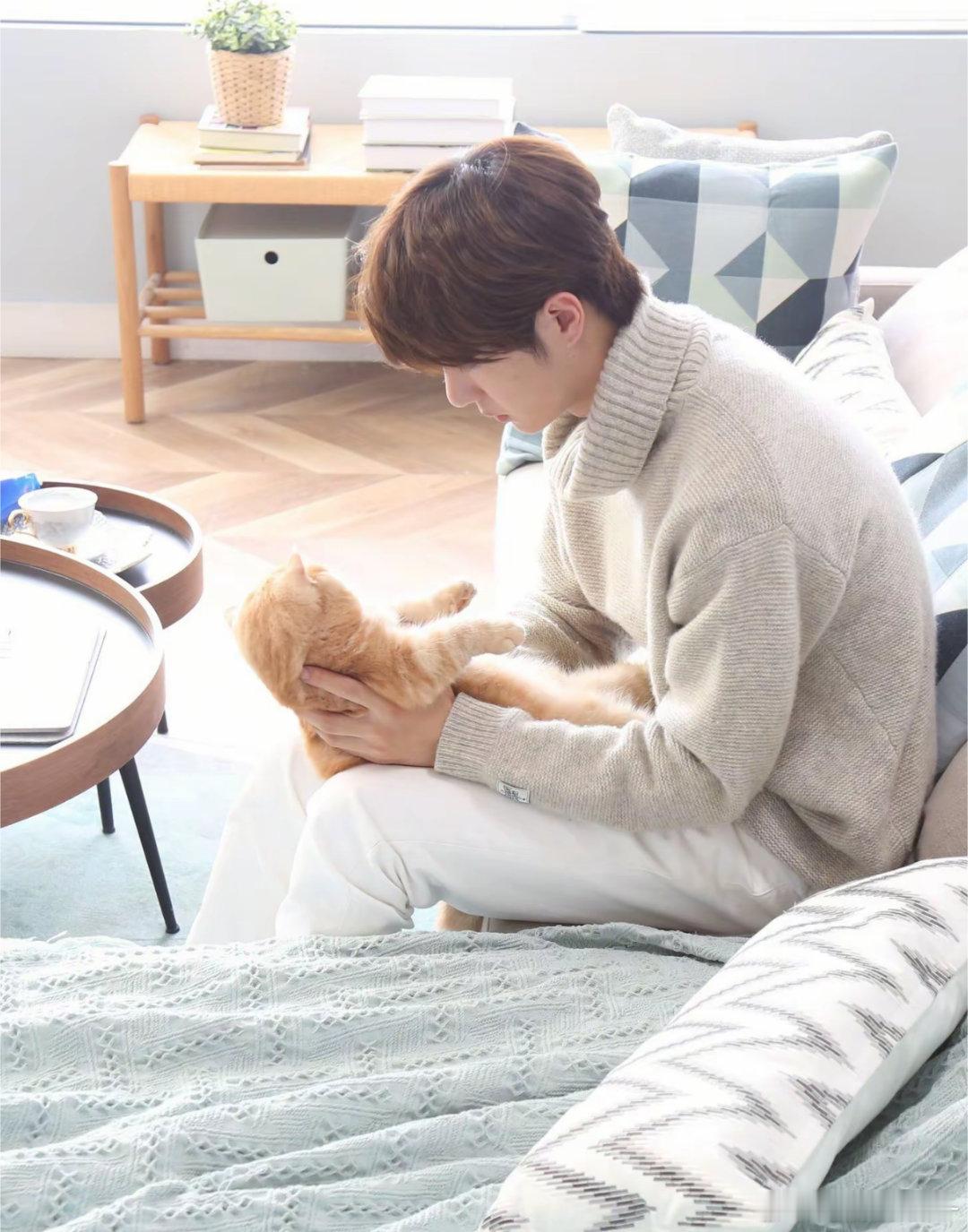 王一博在家里逗坚果玩的时候就这样😋🤲🏻