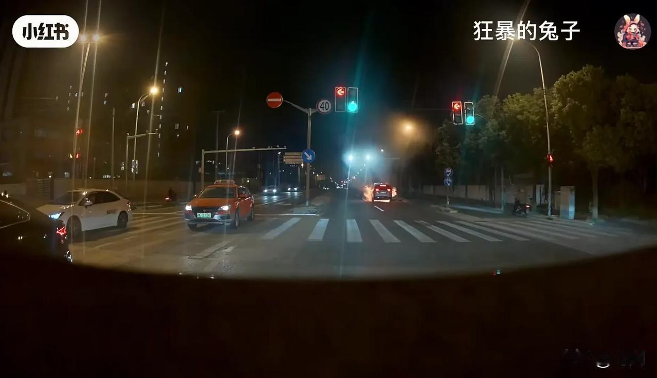 后车监控记录上海理想MEGA行驶中突然底盘起火，司机只有3秒逃生时间。事发10月