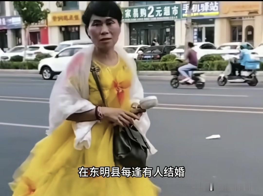 山东一女子苦等新郎一辈子，村民说她疯了真相让人心酸在山东东明县，只要有人结