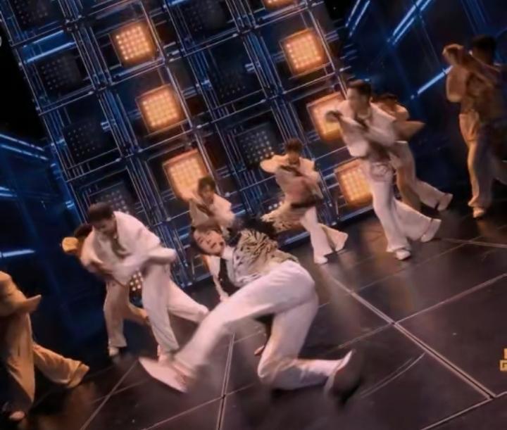 王一博在《闪耀动起来》那脚划出两道白线的高燃动作帅呆了，在采访时他说是脚滑了一下