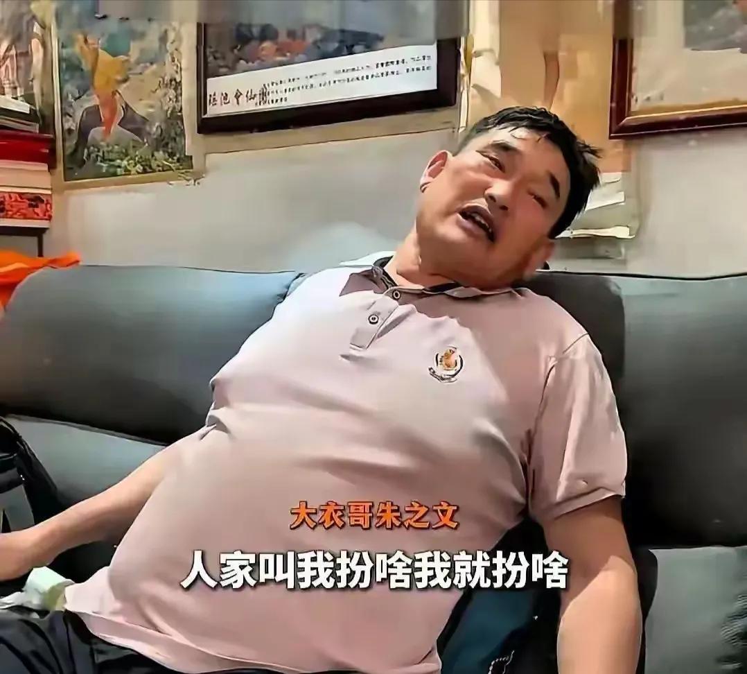 七月十一号，朱之文现身一场商演，那造型真叫人眼前一亮。无袖背心搭上头巾，耳机一戴