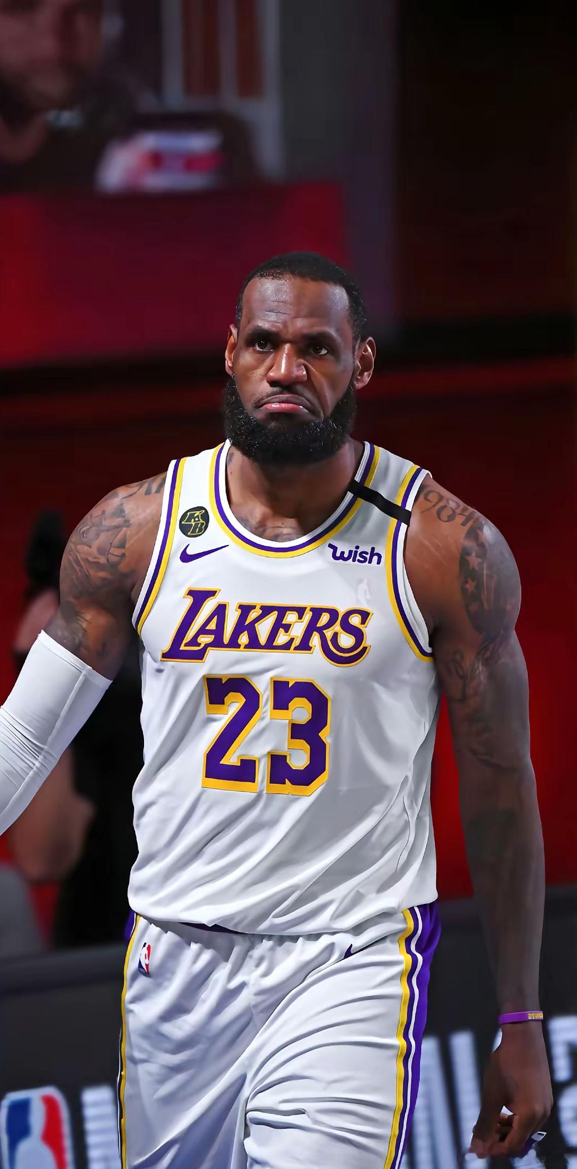 近日格林在自己的播客节目中解释了为什么自己觉得詹姆斯更强于乔丹。他说到：“乔丹没