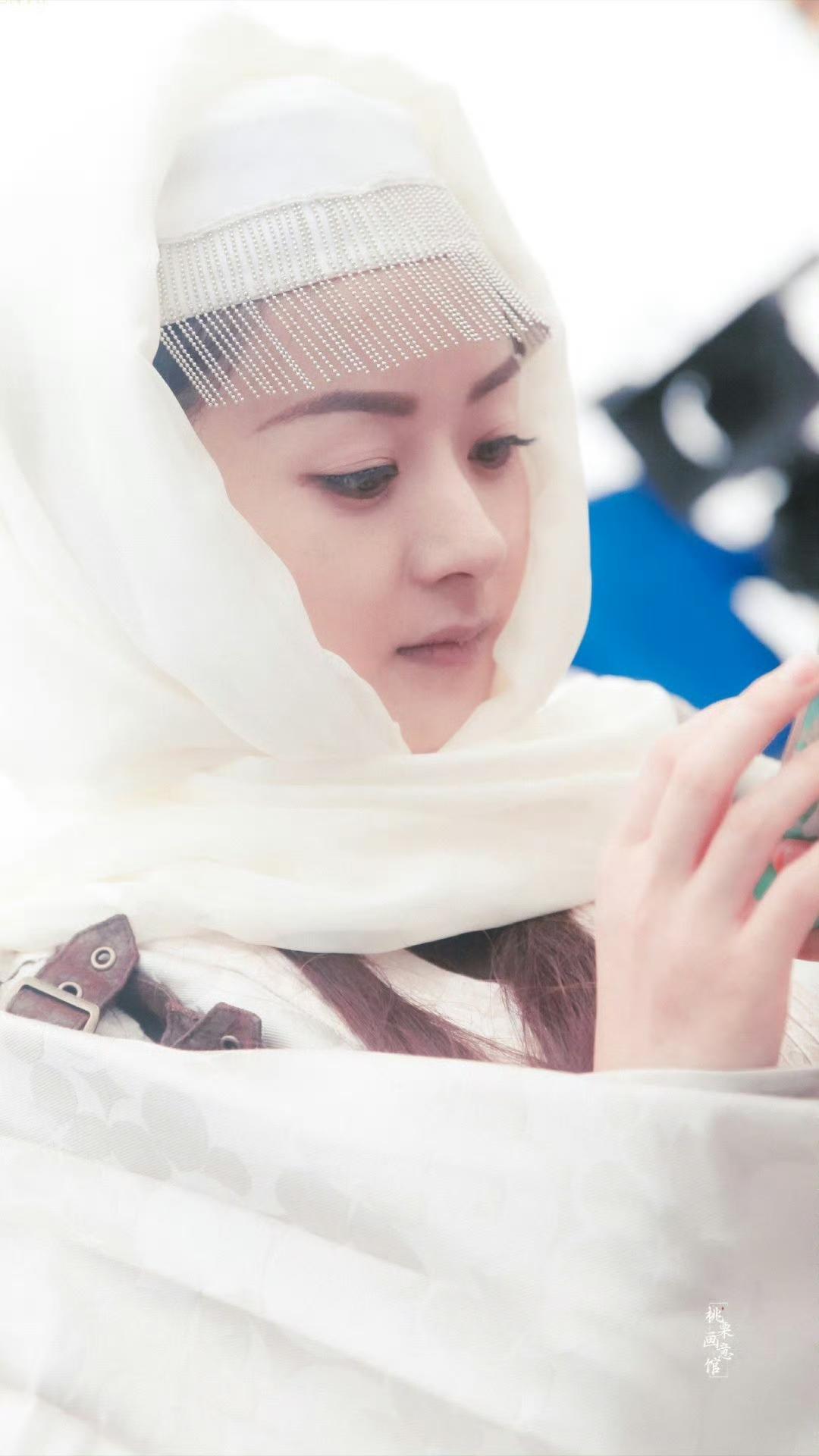 是楚乔，也是藏于锋芒里的风云令主白色头纱下，她垂眸时是温柔沉静的少女，抬眼