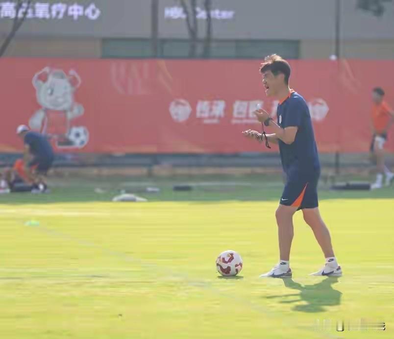 在李霄鹏带（青岛海牛队）中超惊险保级后，李霄鹏也到了卸任时！据说青岛海牛将聘