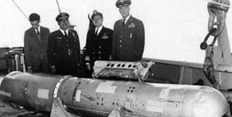 1966年1月17日，美国一架携带4颗氢弹的轰炸机，在飞往苏联空域的途中经过西班