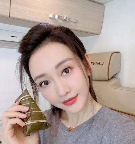 王鸥端午晒照祝大家好运连连
