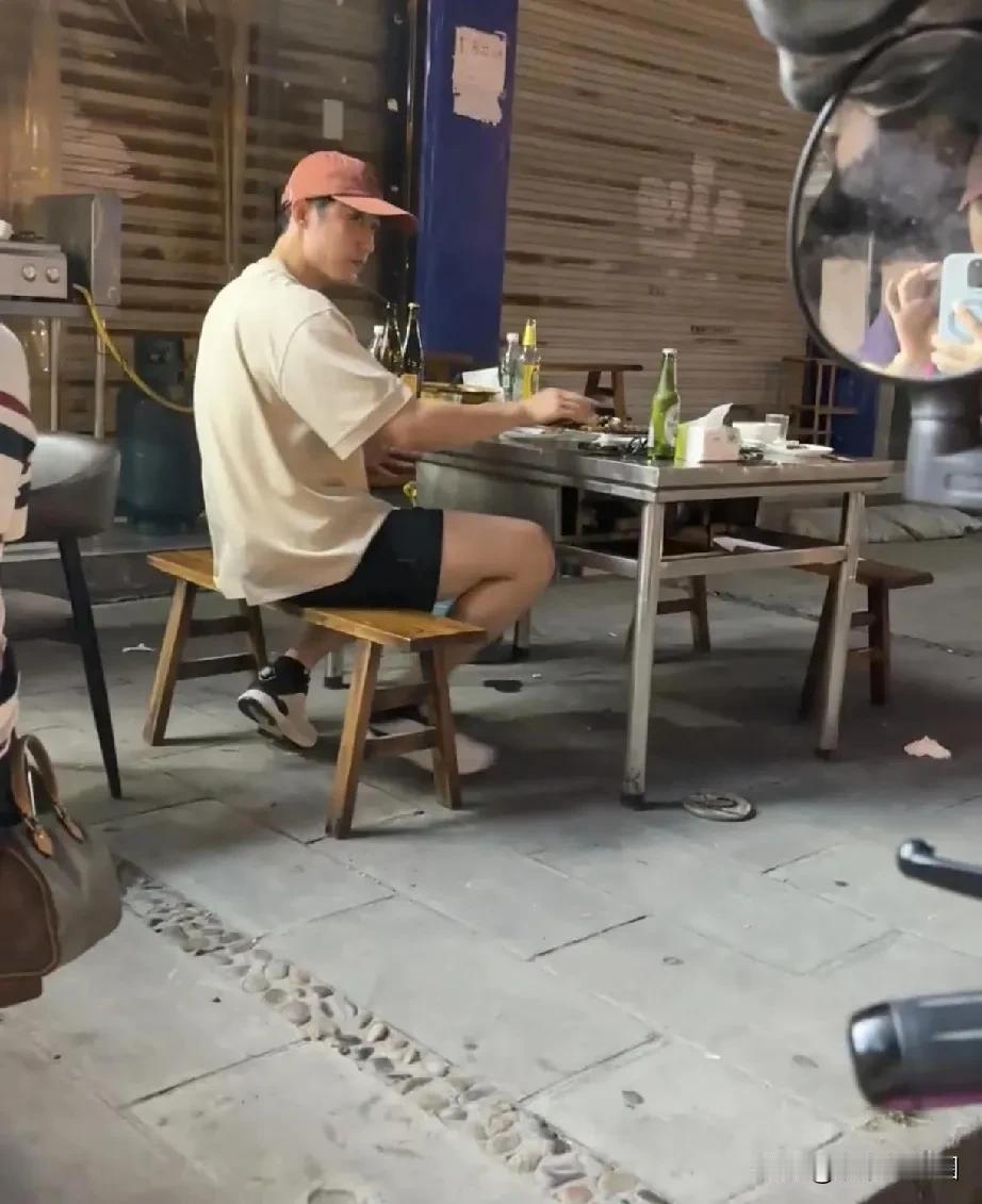 集体偶遇黄景瑜！这大身板往那一坐，大长腿就占一个座位！本人太高了，一看就是常年健