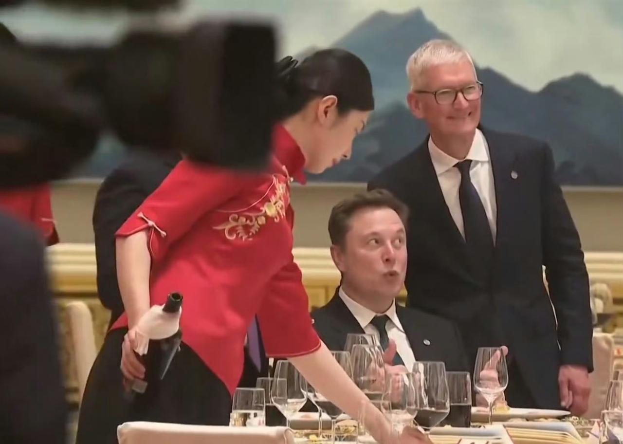 马斯克、库克和曹晖合影！5月14日，宴会现场，特斯拉CEO马斯克在和苹果CE