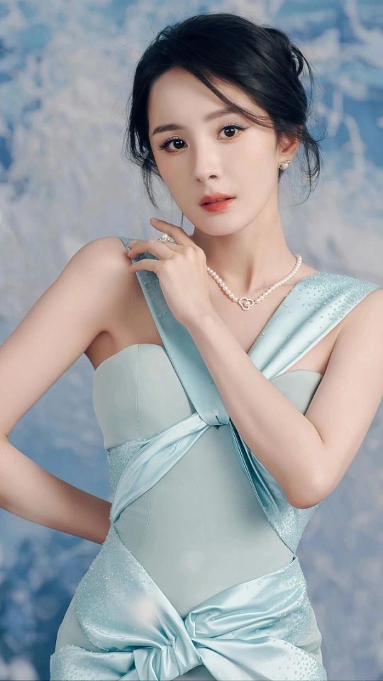 杨幂白帆穿搭杨幂饰演的白帆穿搭真的封神！简约基础款被她穿出高级松弛感，条纹吊带裙