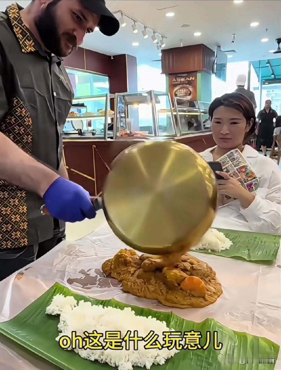 两个美女大胆的想去尝试一下印度美食，知道服务员端上来的那一刻，她们震惊了。本来